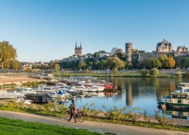 Cale de la Savatte à Angers Bateaux sur la Maine, cathédrale & château